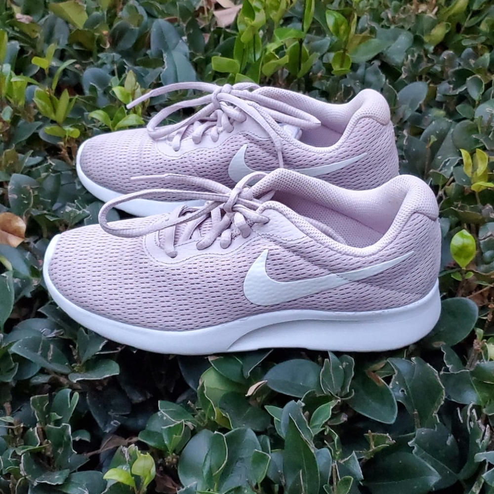 NIKE Tanjun Sneaker